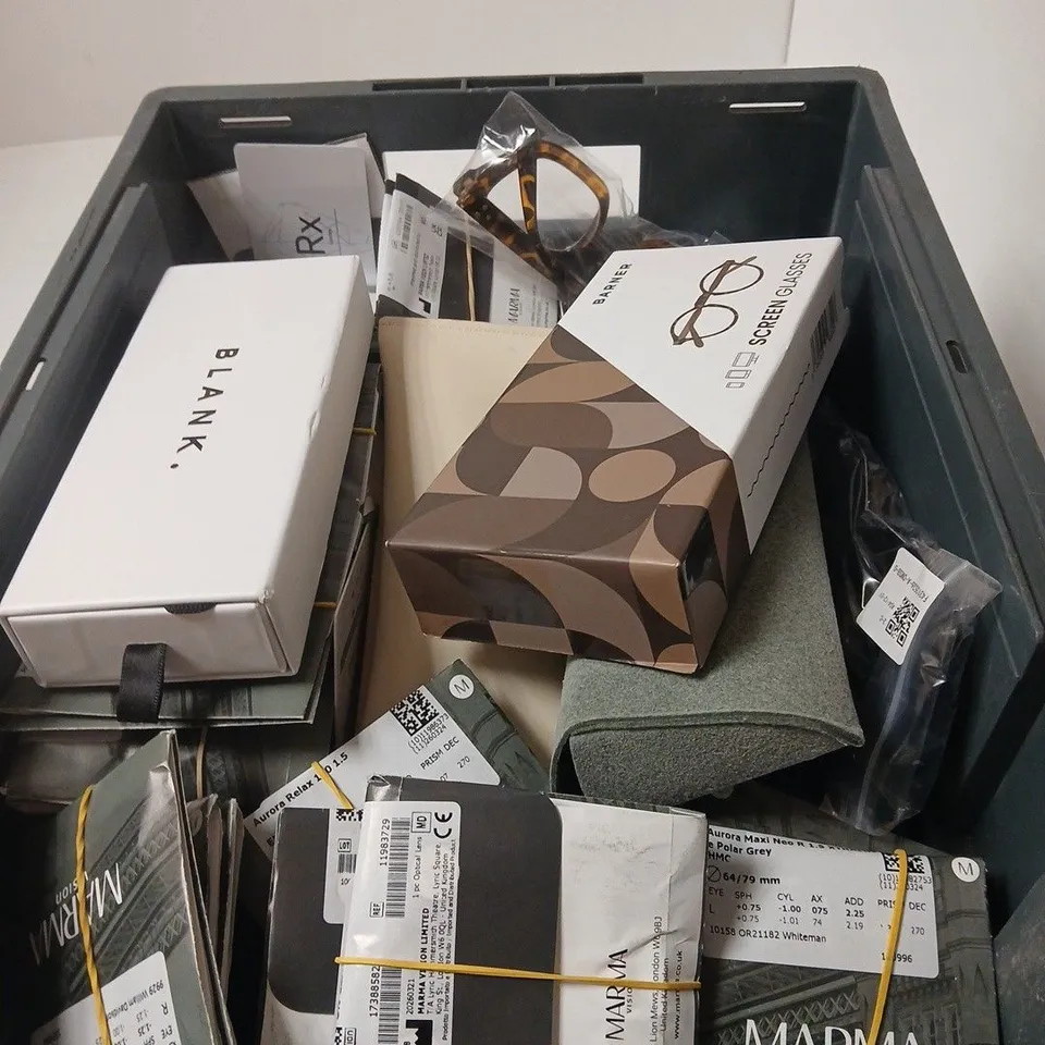 BOX OF APPROXIMATELY 12 ASSORTED SUNGLASSES / GLASSES