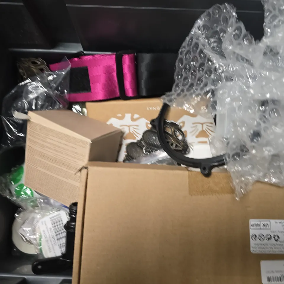 APPROXIMATELY 10 ASSORTED ITEMS TO INCLUDE - STAEDTLER HIGHLIGHTER , FODEN 47 CUP, HATIMY TRAVEL PLUG ETC