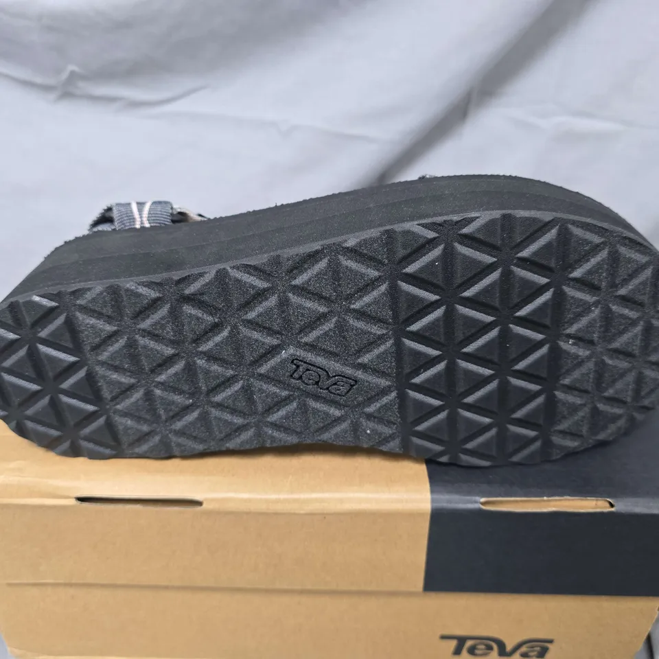 BOXED PAIR OF TEVA WOMENS PLATFORM UNIVERSAL SANDALS IN BLACK - UK 7