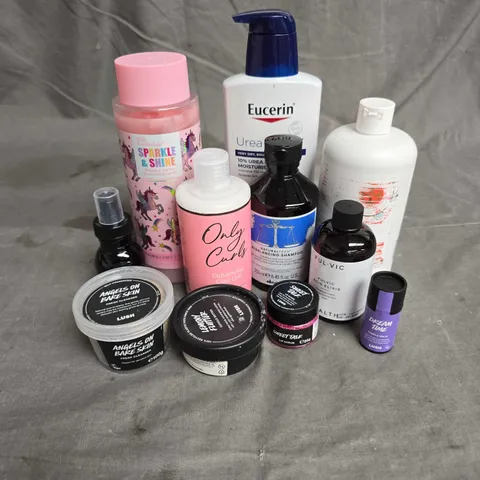 APPROXIMATELY 20 ASSORTED HEALTH & BEAUTY PRODUCTS TO INCLUDE - LUSH ANGELS ON BARE SKIN FRESH CLEANSER - ONLYCURLS ENHANCING CURL GEL - DAVINES ALL IN ONE MILK - ETC