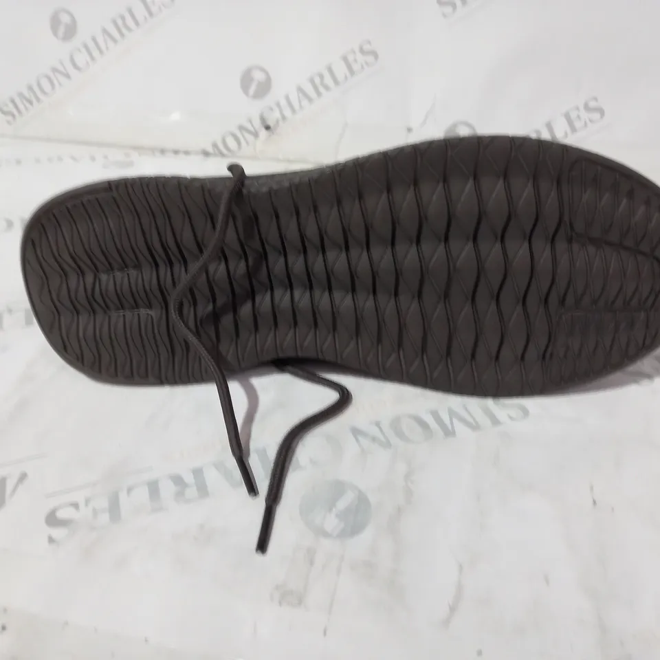 TRAINERS GREY SIZE 40