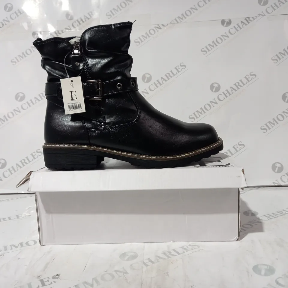 BOXED PAIR OF SHOES BY EMMA ANKLE BOOTS IN BLACK SIZE 7
