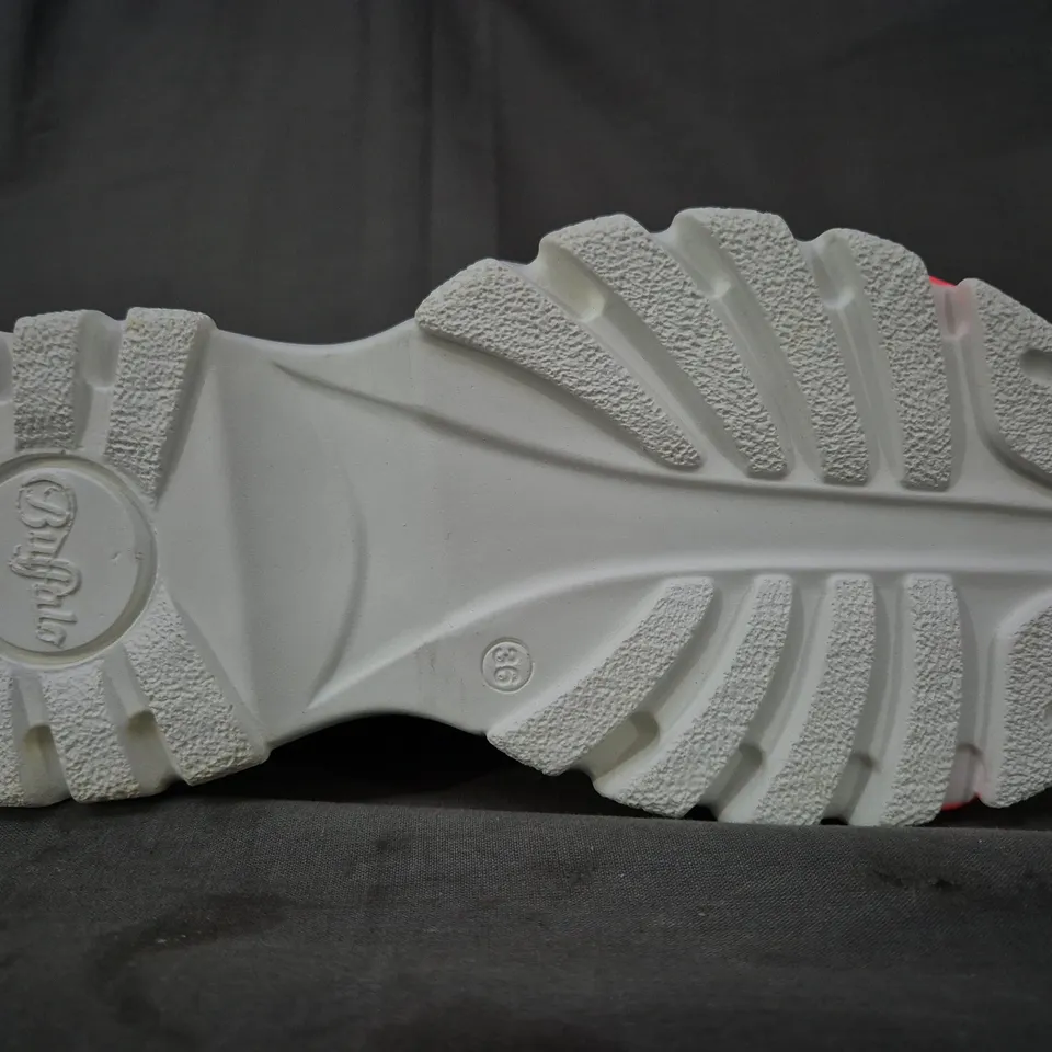 BRAND NEW BOXED PAIR OF BUFFALO LONDON CHUNKY PLATFORM SHOES IN WHITE/PINK UK SIZE 3