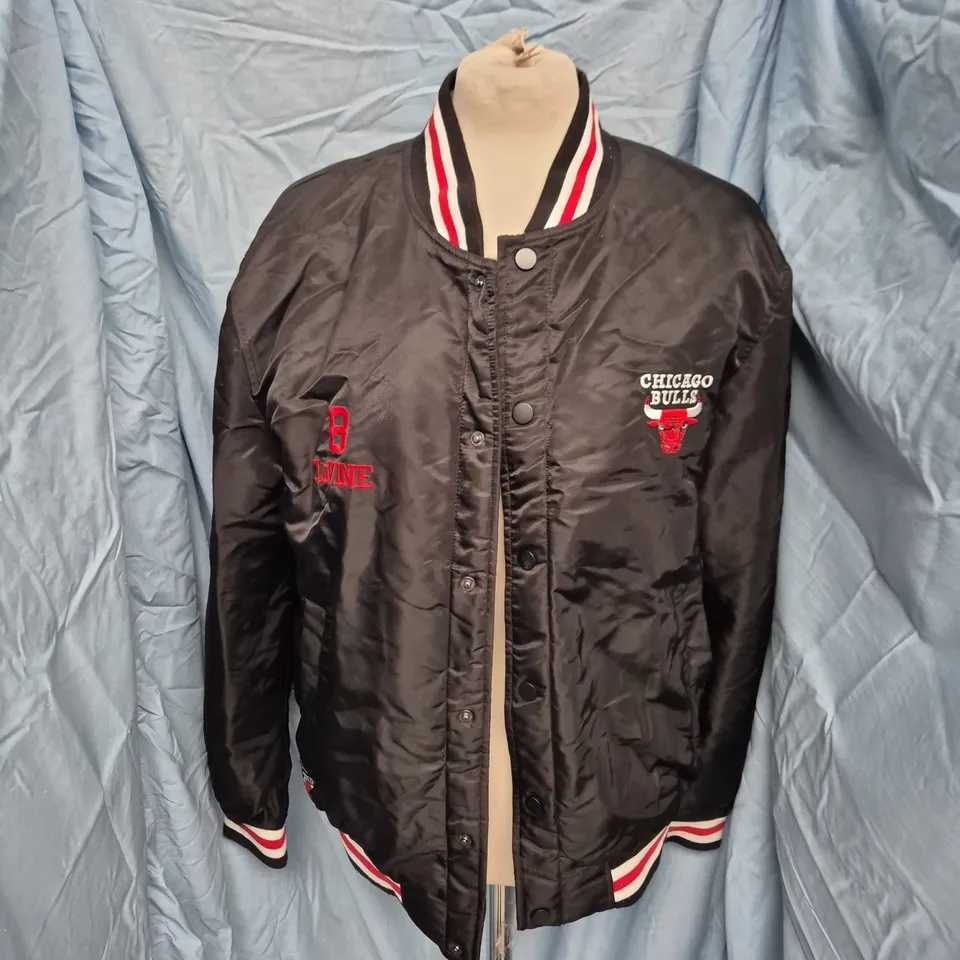 CHICAGO BULLS SATIN BOMBER JACKET – BLACK, SIZE M