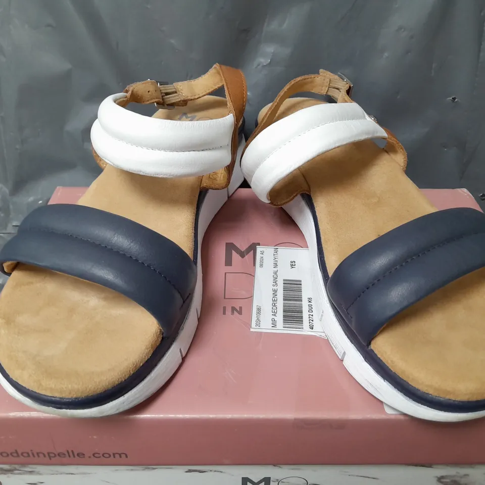 BOXED MODA IN PELLE AEDRIENNE SANDAL IN NAVY/TAN - SIZE 39