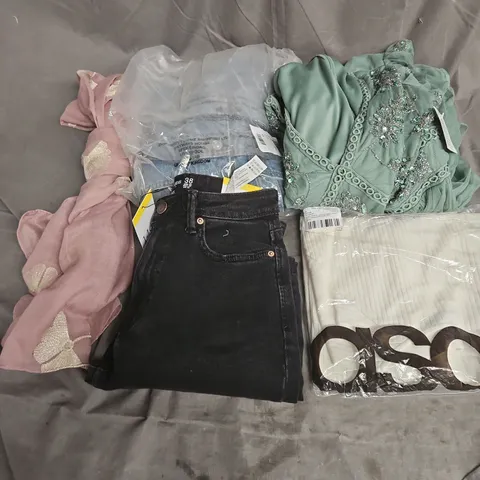 BOX OF APPROXIMATELY 20 ASSORTED CLOTHING ITEMS TO INCLUDE DRESS, TOPS, JEANS, ETC