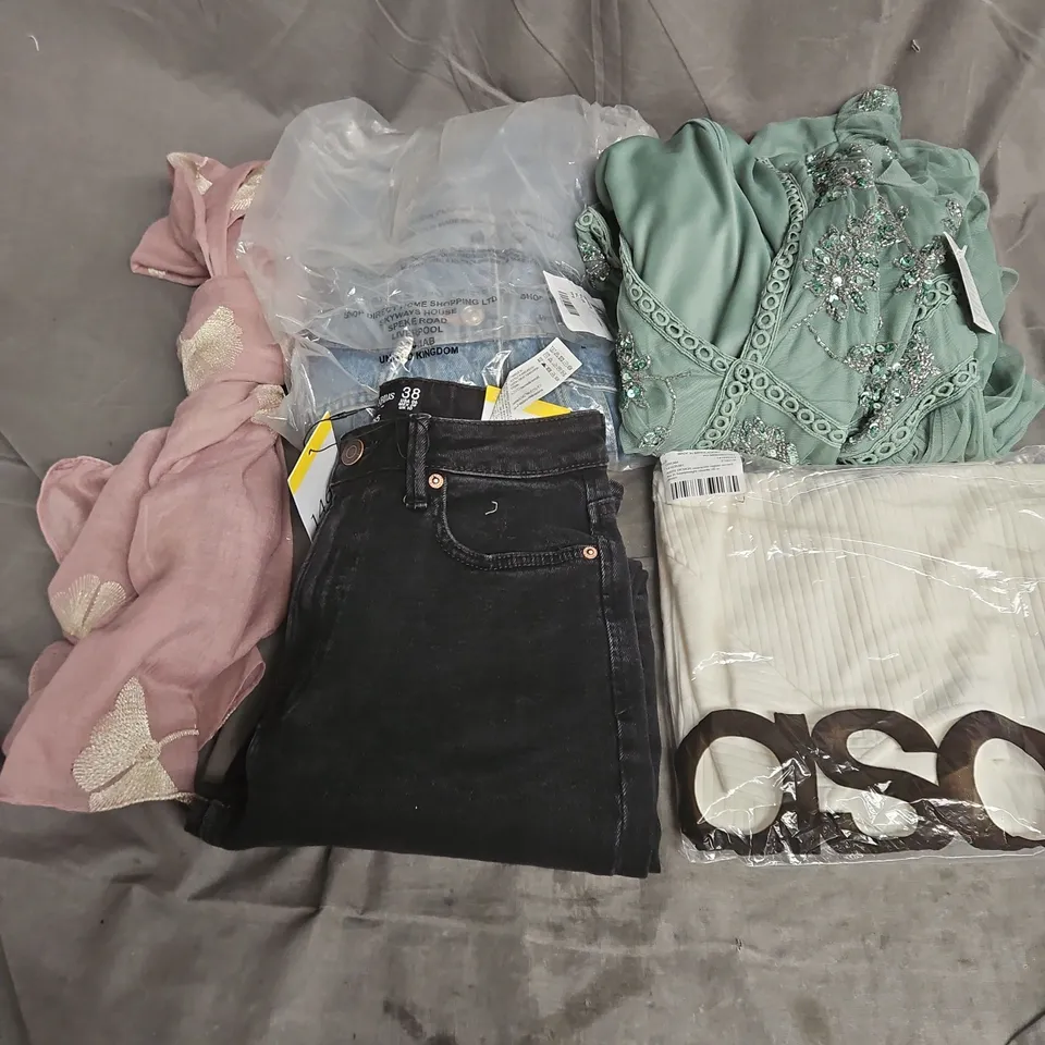 BOX OF APPROXIMATELY 20 ASSORTED CLOTHING ITEMS TO INCLUDE DRESS, TOPS, JEANS, ETC