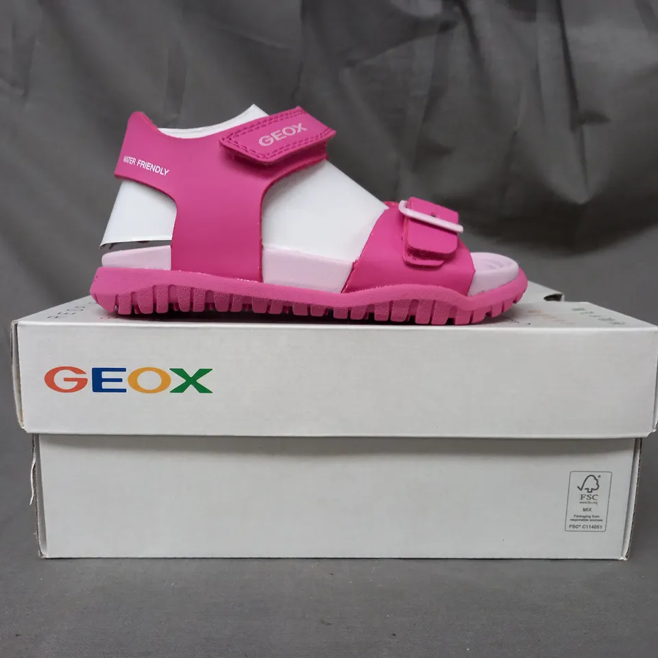 BOXED PAIR OF GEOX KIDS OPEN TOE SANDALS IN PINK UK SIZE 8.5