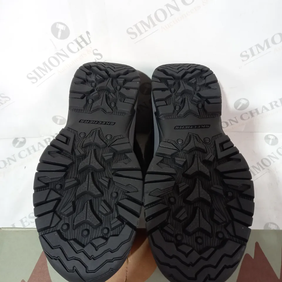 BOXED SKECHERS WOMENS ANTI SLIP AND WATERPROOF FUR LINED BOOTS - SIZE 6