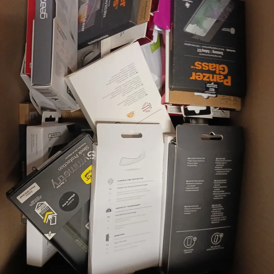 APPROXIMATELY 30 ASSORTED SMARTPHONE PROTECTIVE ACCESSORIES TO INCLUDE CASES & SCREEN PROTECTORS	