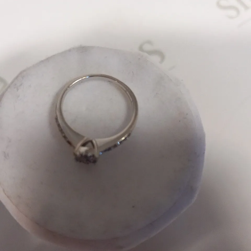 9CT WHITE GOLD DIAMOND SET RING WITH DIAMONDS TO SHOULDERS