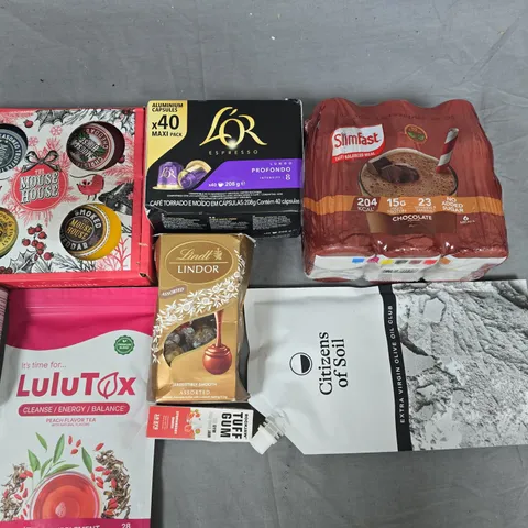 LOT OF APPROXIMATELY 30 ASSORTED FOOD ITEMS TO INCLUDE CHEESE HAMPER, SLIMFAST SHAKES, PEACH FLAVOUR TEA AND OLIVE OIL