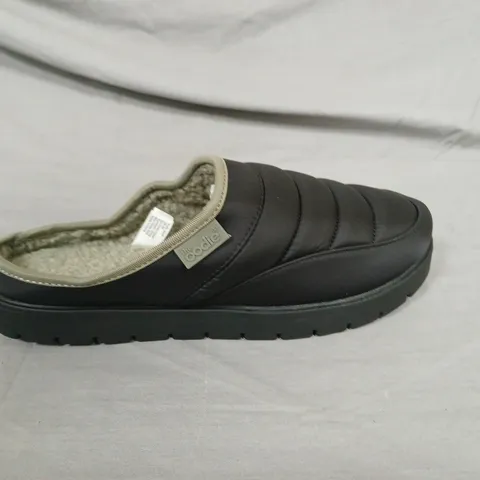 BOXED THE OODIE PUFFY SOFT SLIPPERS IN BLACK, UK 5-6 (EU 38-39)