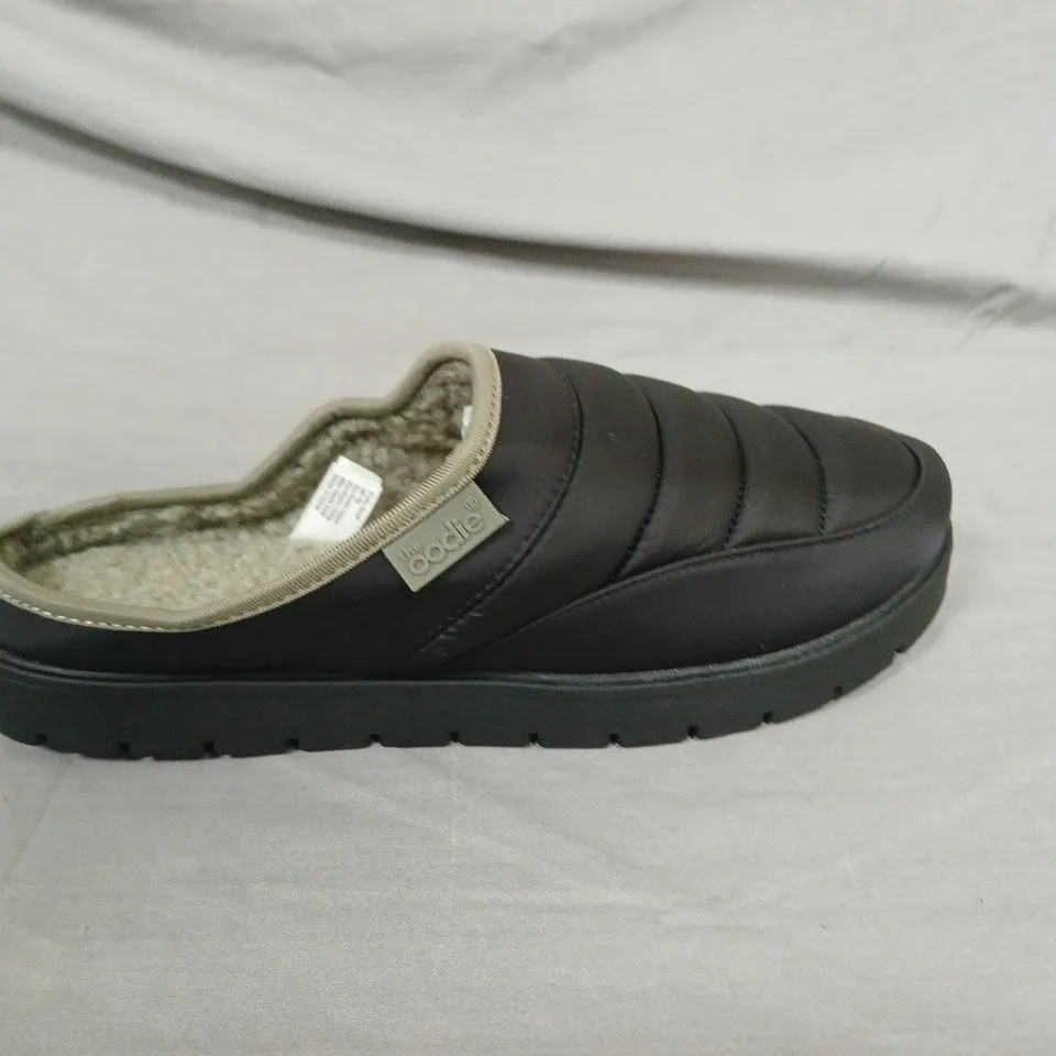 BOXED THE OODIE PUFFY SOFT SLIPPERS IN BLACK, UK 5-6 (EU 38-39)