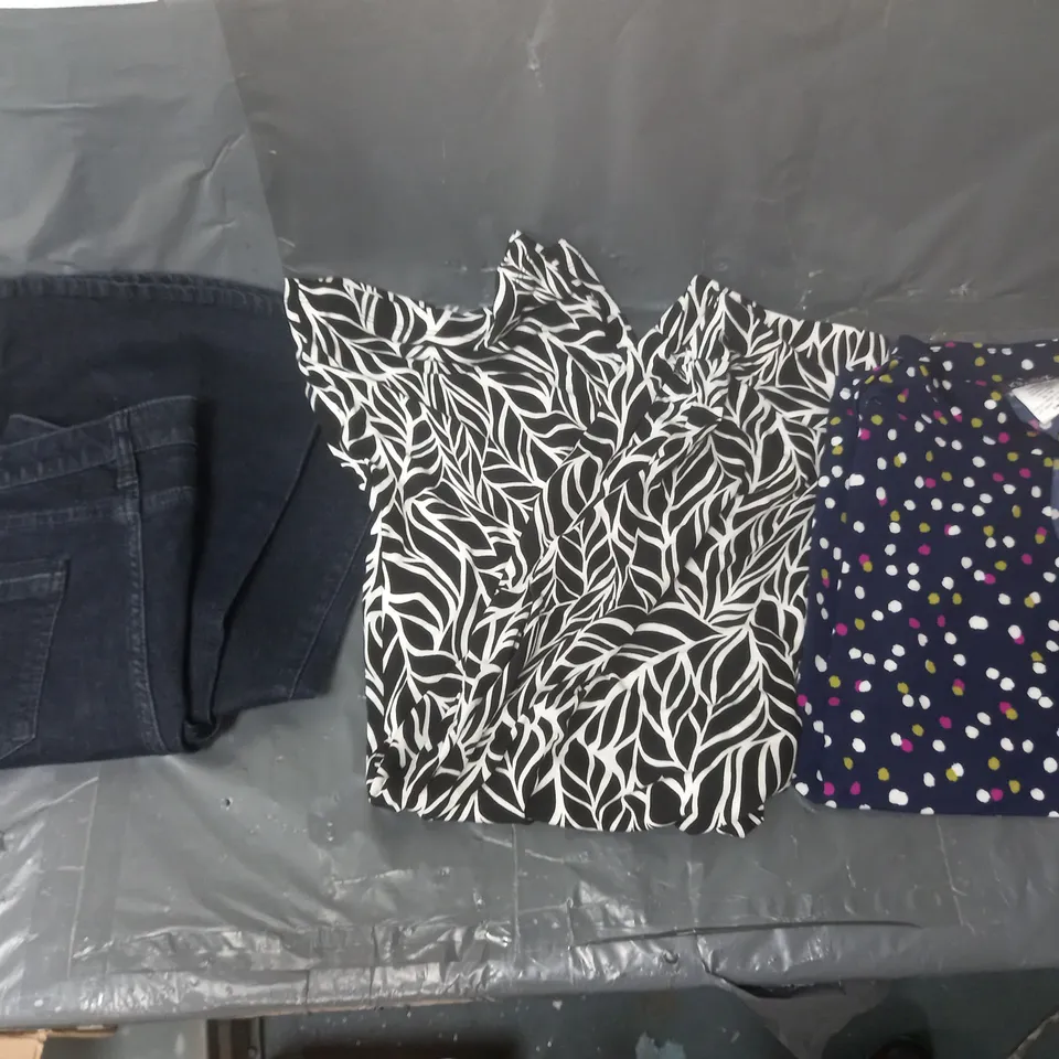 BOX OF APPROXIMATELY 10 ASSORTED CLOTHING ITEMS
