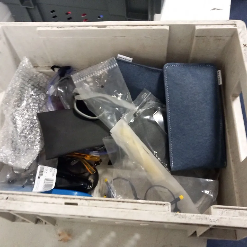 LARGE QUANTITY OF ASSORTED GLASSES AND SUNGLASSES TO INCLUDE; SPECSAVERS, OUTSIDE CLINIC AND  GLASSES DIRECT