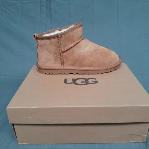BOXED PAIR OF UGG WDAKOTA BROWN SIZE UK 5