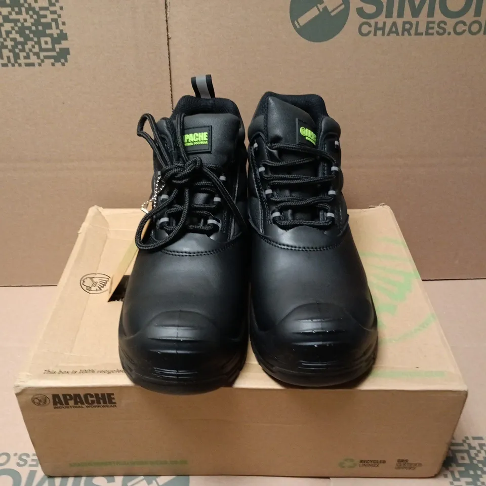 BOXED PAIR OF APACHE HAMILTON WIDE FIT BOOTS IN BLACK - UK 6