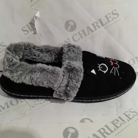 PAIR OF SKECHERS BOBS TOO COZY SLIPPERS BLACK CAT SIZE 7
