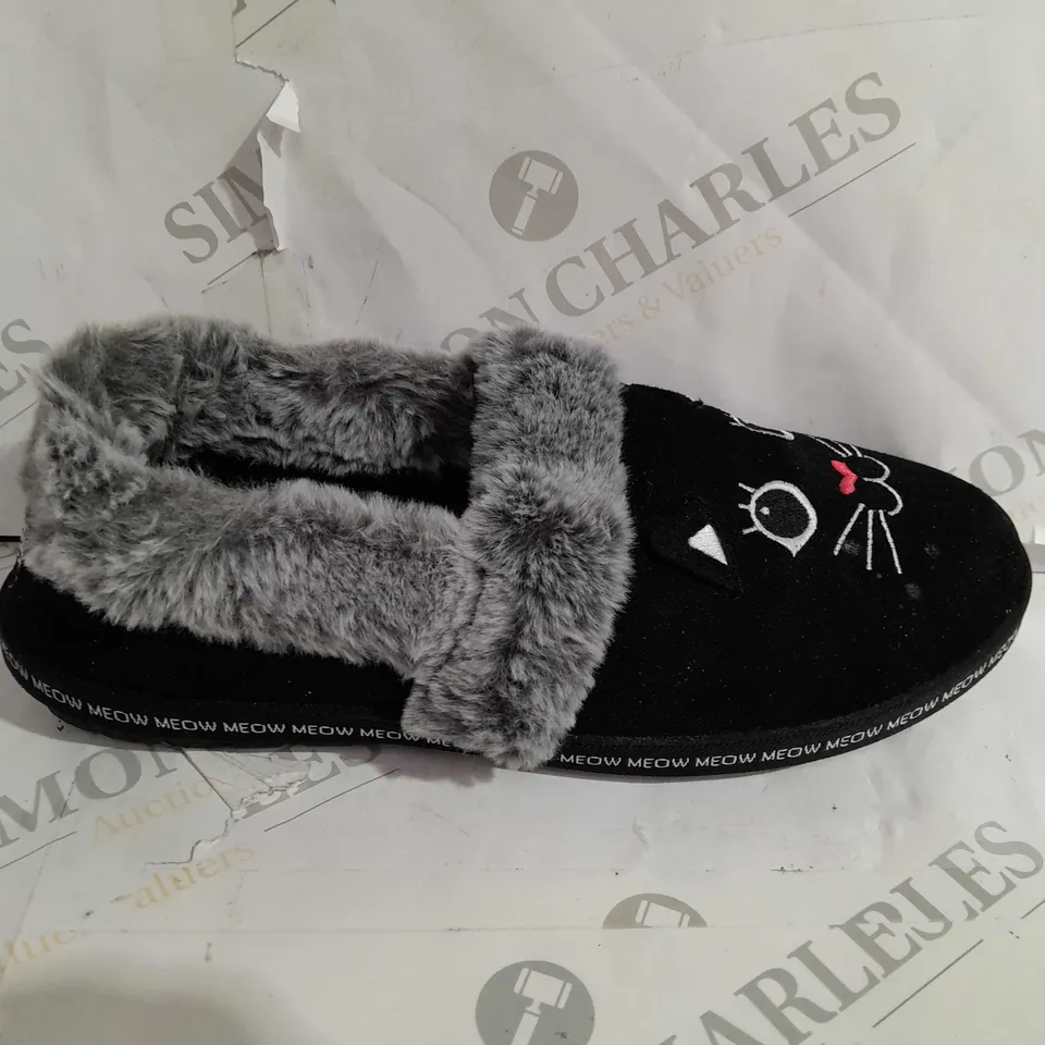 PAIR OF SKECHERS BOBS TOO COZY SLIPPERS BLACK CAT SIZE 7