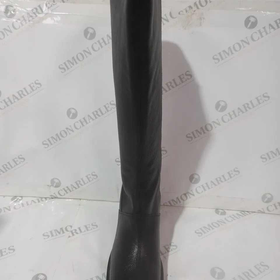BOXED PAIR OF URBAN OUTFITTERS BELLA KNEE HIGH BOOTS IN BLACK UK SIZE 7