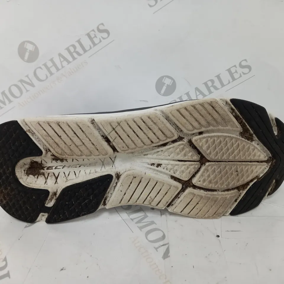 SKETCHERS SLIP INS MAX CUSHION TRAINER - SIZE 6