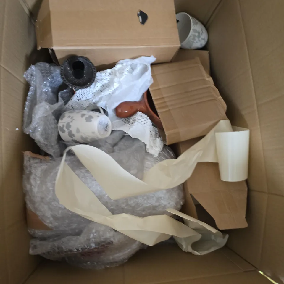 BOX OF APPROXIMATELY 15 ASSORTED ITEMS TO INCLUDE: PRICE AND KENSINGTON KETTLE