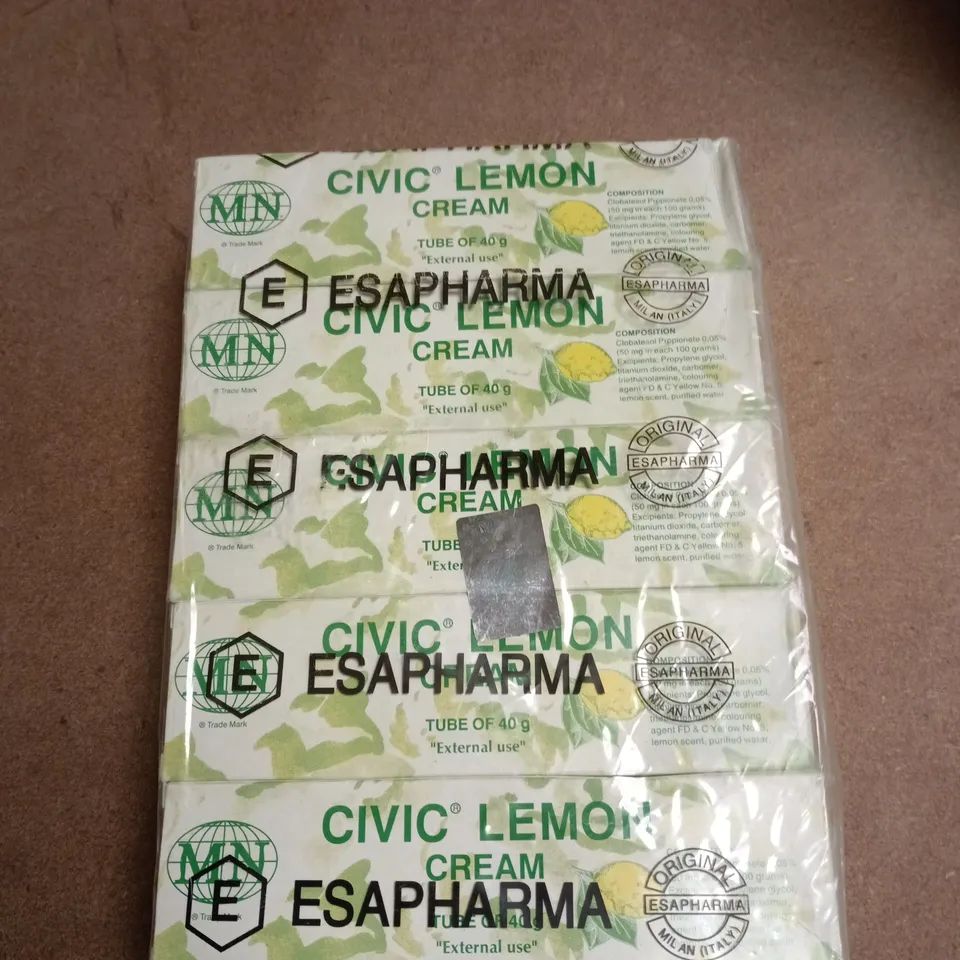 BOX OF APPROXIMATELY 7 ASSORTED BEAUTY PRODUCTS INCLUDING CIVIC LEMON CREAM, ORGANIC LIP BALM AND SOLUTIONS FOR MEN SHOWER GEL