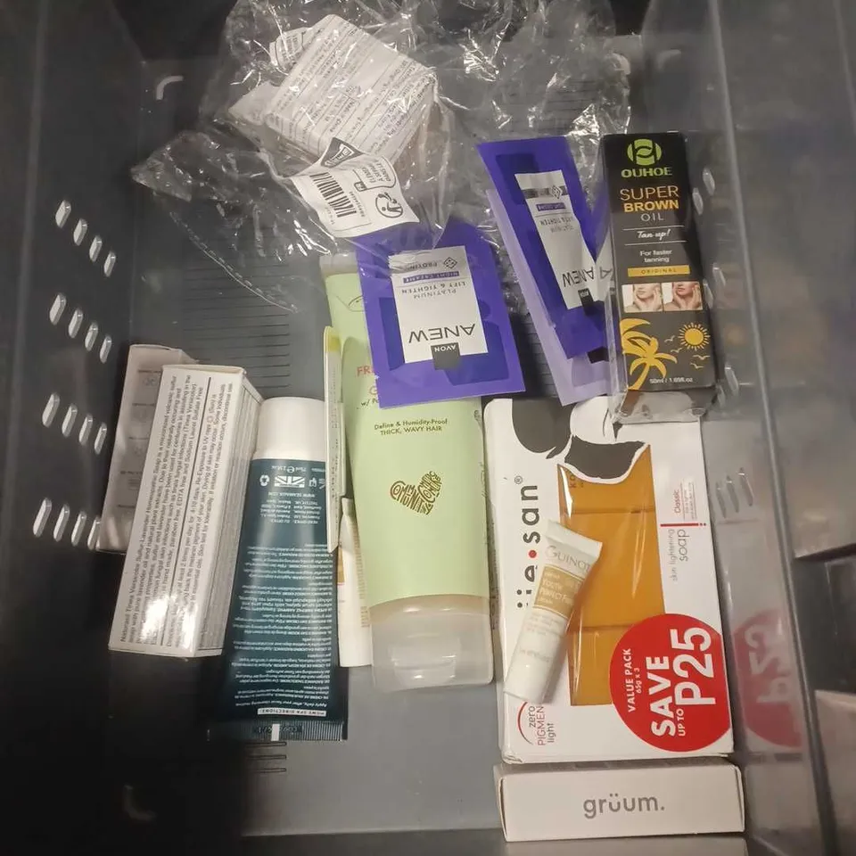 APPROXIMATELY 20 ASSORTED COSMETIC PRODUCTS INCLUDE - FALSE NAILS - BEAUTYMALLOWS RAZOR KIT - GIVE ME AHA TONER - ETC