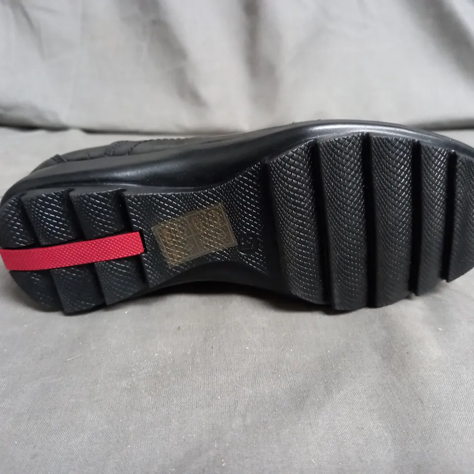 BOX OF APPROXIMATELY 10 PAIRS OF LAND COMMANDER BLACK LEATHER SHOES IN VARIOUS SIZES