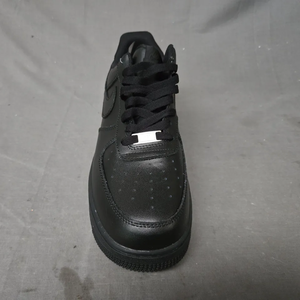 PAIR OF NIKE AIR FORCE 1 SHOES IN BLACK UK SIZE 12