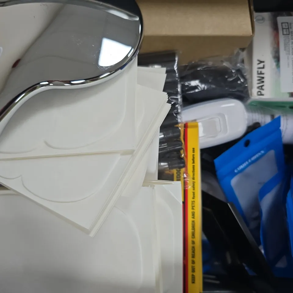 APPROXIMATELY 10 ASSORTED HOUSEHOLD ITEMS