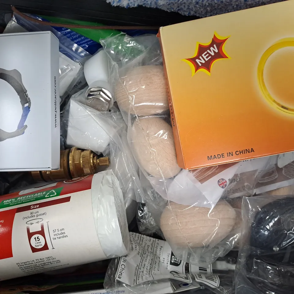 APPROXIMATELY 12 ASSORTED HOUSEHOLD ITEMS TO INCLUDE PET TRACER, AIR UP AROMA POD, ETC