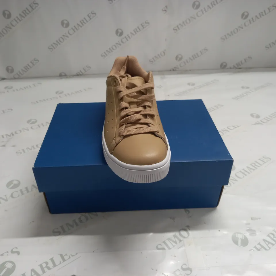 BOXED PAIR OF K-SWISS FRASCO LEATHER TRAINERS IN NOUGAT - 6