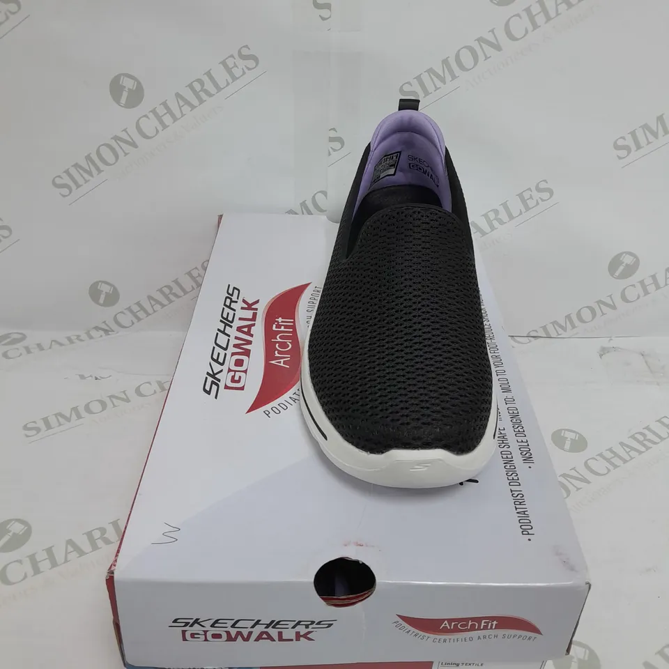 SKETCHERS GO WALK ARCH FIT IN BLACK - SIZE 4