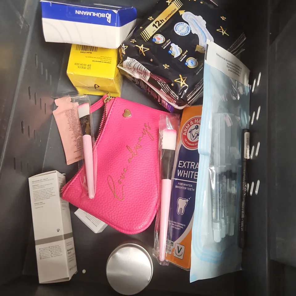 APPROXIMATEY 20 ASSORTED HEALTH AND BEAUTY PRODUCTS TO INCLUDE - DAYE HEMP+COTTON PADS - THE ORDINARY NIACINAMIDE 5% - COLLAGEN NIGHT WRAPPING MASK - ETC