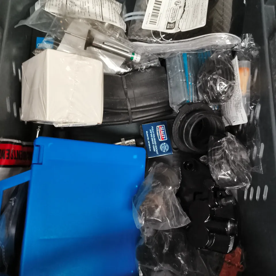 APPROXIMATELY 15 ASSORTED VEHICLE PARTS/ACCESSORIES TO INCLUDE WHEEL BEARING WEIGHTS, KNIFE BRUSH, INNER TUBE ETC 