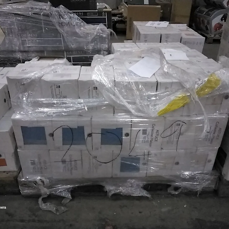 PALLET OF APPROXIMATELY 64 BOXES OF 25 BRAND NEW BRIL BLUE CYCLADS ASTUCE 20X20CM TILES - EACH PACK COVERS APPROXIMATELY 1M² (TOTAL APPROX. 64 SQ.METRES)