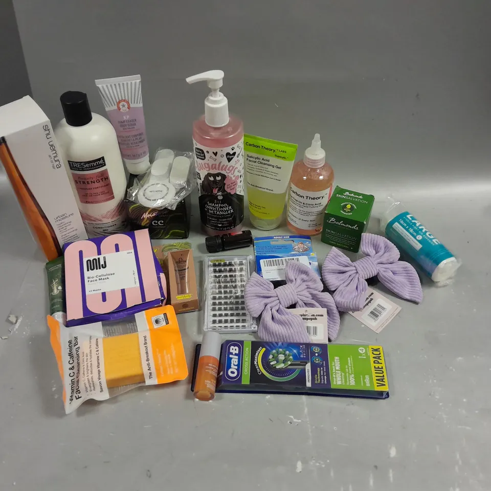 BOX OF APPROXIMATELY 15 COSMETIC ITEMS TO INCLUDE SALICYLIC ACID CLEANSER, TRESEMME CONDITIONER, BODY SCRUB, ETC