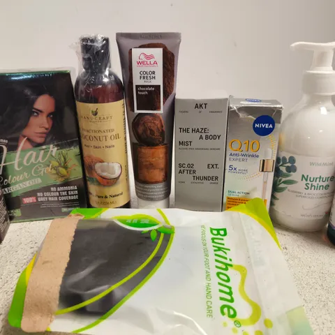 APPROX 12 ASSORTED BEAUTY PRODUCTS TO INCLUDE WELLA COLOR FRESH MASK, WILDMINT CONDITIONER, NIVEA WRINKLE SERUM, ETC 