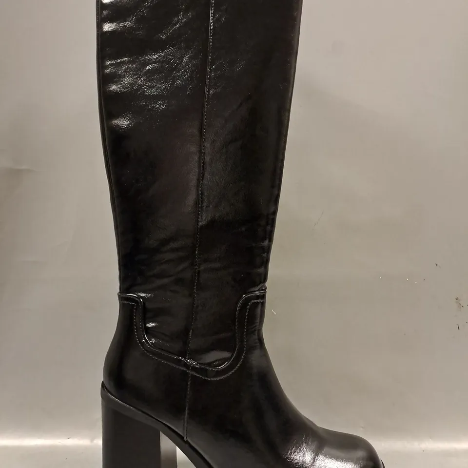 BOXED PAIR OF V BY VERY BLOCK HEEL KNEE-HIGH BOOTS IN BLACK SIZE 6