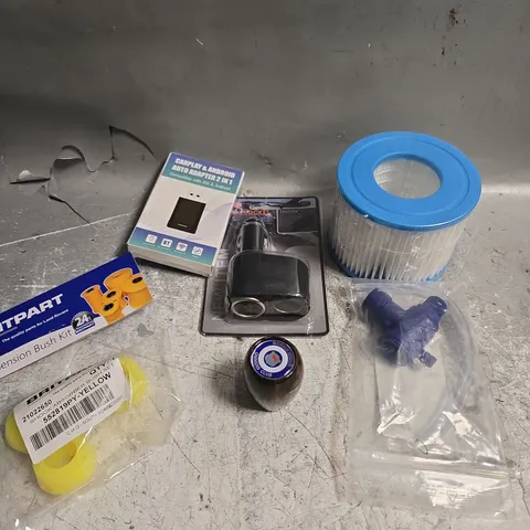APPROXIMATELY 15 ASSORTED VEHICLE PARTS/ACCESSORIES TO INCLUDE FILTER, SUSPENSION BUSH KIT, CHARGER ETC 
