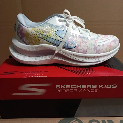 BOXED PAIR OF SKECHERS KIDS PERFORMANCE SNEAKERS – PASTEL TIE-DYE, UK 2.5