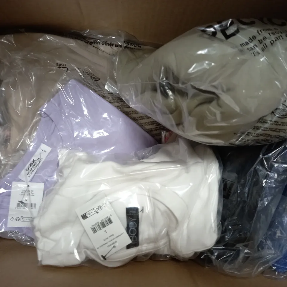 APPROXIMATELY 20 ASSORTED COTTON ON CLOTHING ITEMS TO INCLUDE MAXI DENIM SKIRT SIZE 32EU, SEAMLESS FULL LENGTH TIGHT IN BURGUNDY SIZE S, FLEECE LINED FULL LENGTH ONSIE IN OCEANIC NAVY SIZE M