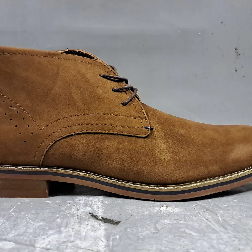 BOXED PAIR OF PETER WERTH HARP CHUKKA BOOTS IN BROWN SIZE 10