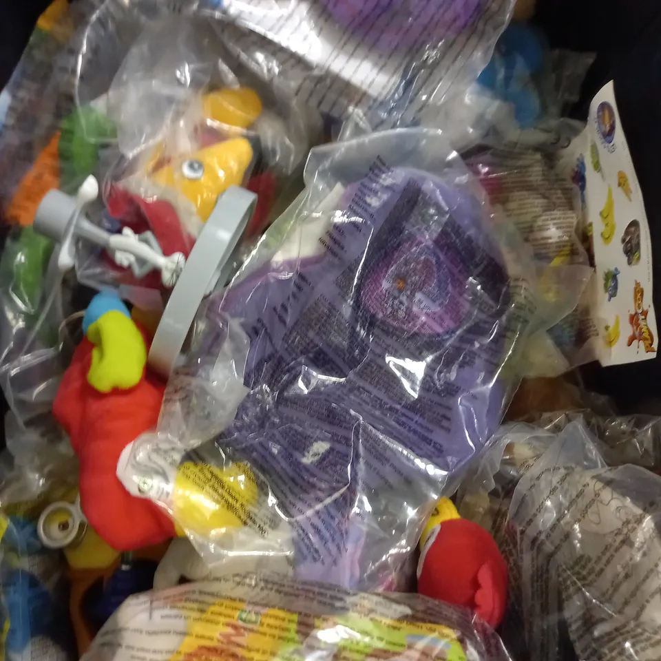 APPROX 25 ASSORTED MCDONALDS TOYS TO INCLUDE SMURF, SURFING PENGUIN, BUGS BUNNY, ETC