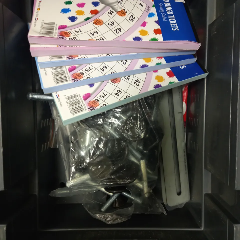 BOX OF APPROXIMATELY 15 ASSORTED HOUSEHOLD ITEMS TO INCLUDE SALAD SEED GROWING KIT, DIAMOND CUTTING BLADES, FILTER WATER BOTTLE ETC