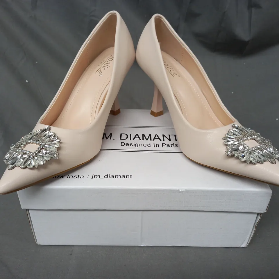 BOXED PAIR OF JOALICE POINTED TOE HEELED SHOES IN CREAM W. JEWEL EFFECT DETAIL EU SIZE 37