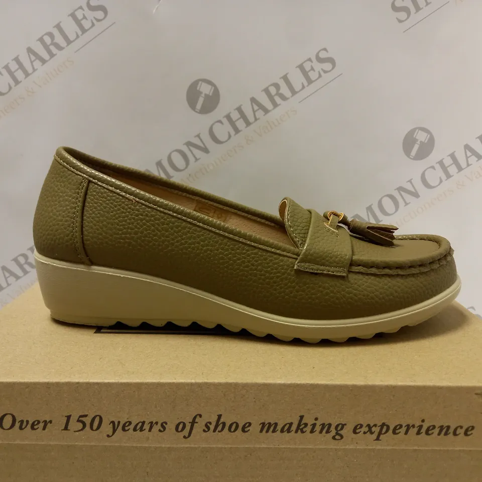 BOXED PAIR OF CUSHION WALK TASSLE LOAFERS, KHAKI - SIZE 5