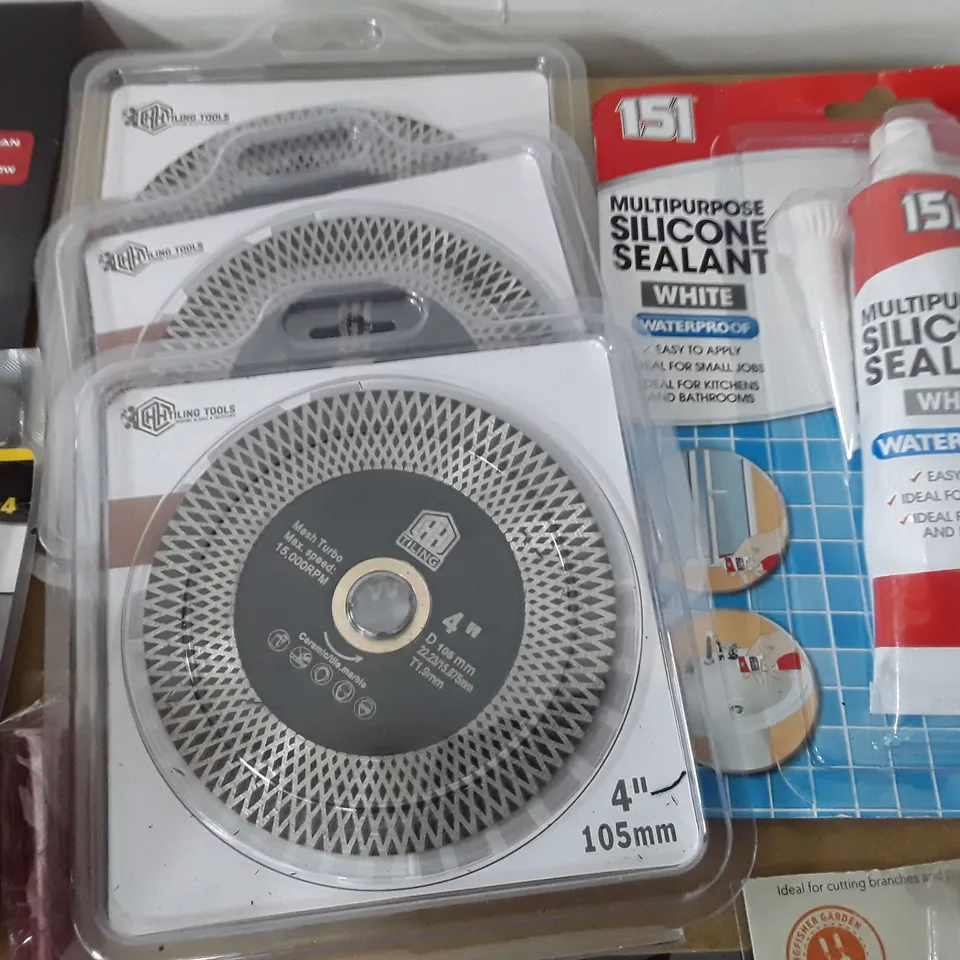 LOT OF 18 ASSORTED TOOL AND DIY ITEMS TO INCLUDE CIRCULAR BLADES, STANLEY KNIFE AND HARD AS NAILS